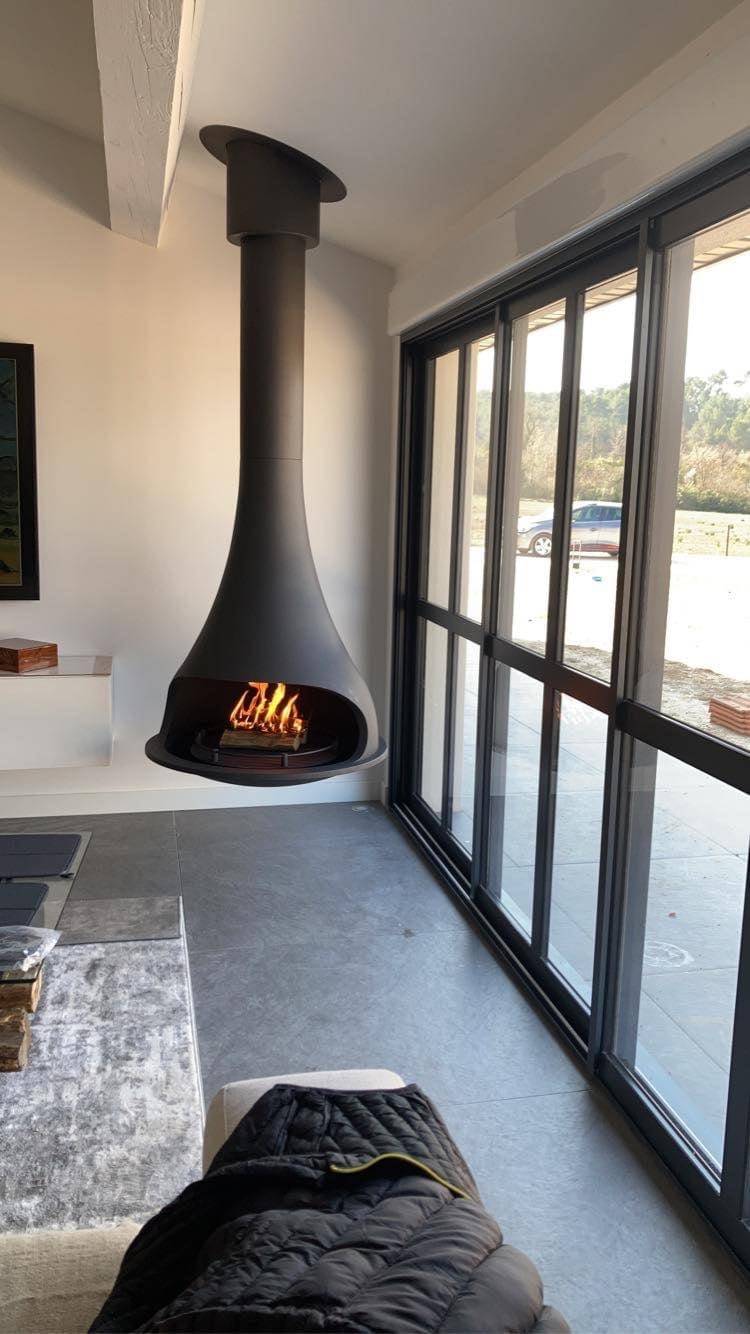 Installation d’une cheminée JC BORDELET  à bois suspendu en métal sur Aix-en-Provence