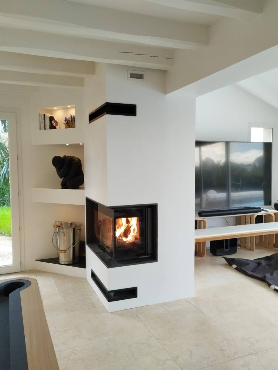 Vente de cheminée à bois d’angle moderne avec casier de rangement sur Aix-en-Provence
