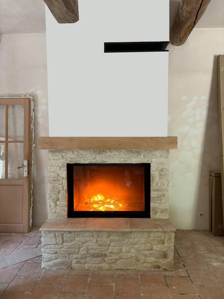 Vente et Installation d’une cheminée à bois moderne en pierre sur Lambesc proche d’Aix-en-Provence