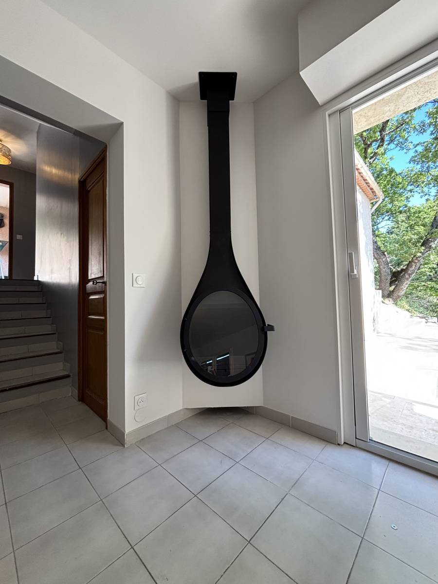 Installation d’une Cheminée Métal ROCAL modèle Mini DROP murale et suspendu sur Pierrevert Proche de Manosque