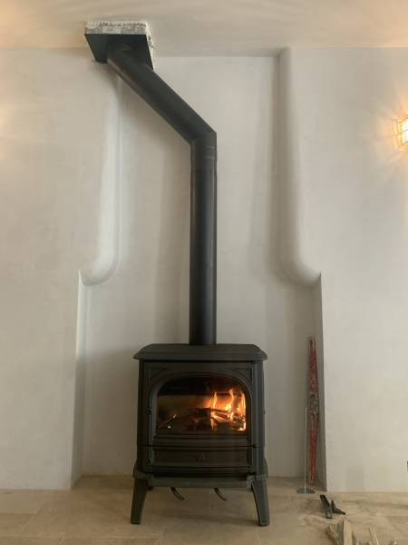 Poêle à bois en fonctionnement dans une maison à Cucuron, illustrant une combustion efficace et un bon rendement.