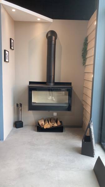 Installation d’un poêle à bois dans une maison à Lourmarin dans le Luberon.