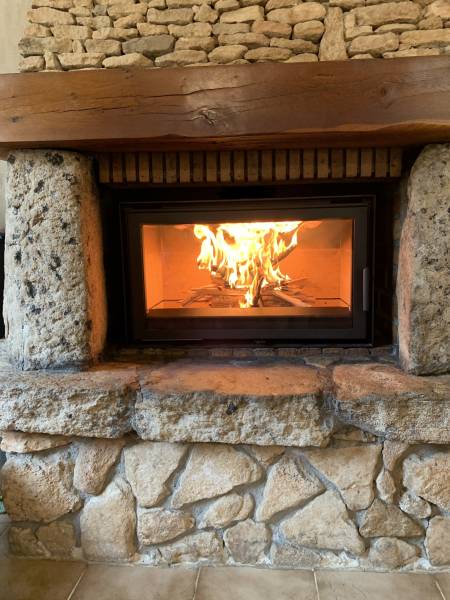 Pose d’un insert à bois sur mesure de marque TOTEM fabriqué en France sur Aix-en-Provence