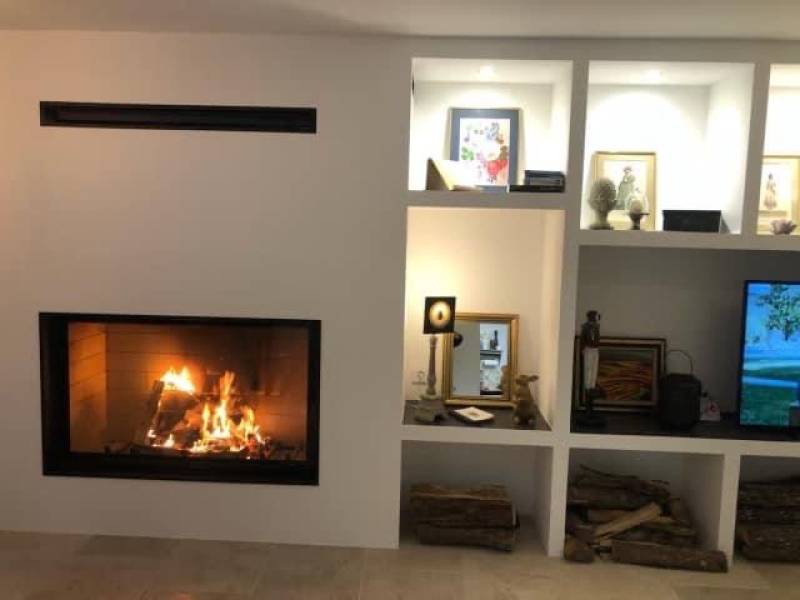 Pose d’une cheminée à bois moderne avec un insert de marque française TOTEM sur Aix-en-Provence