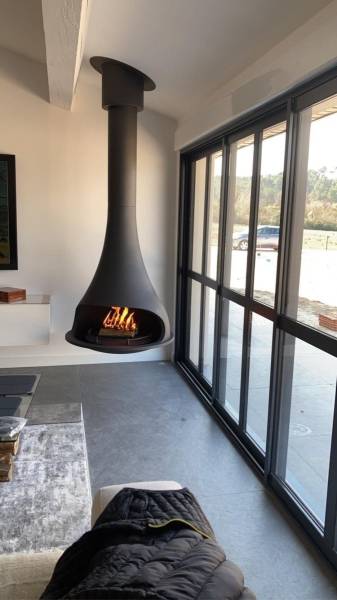 Installation d’une cheminée JC BORDELET  à bois suspendu en métal sur Aix-en-Provence