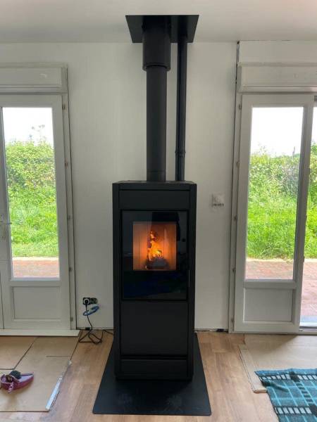 Poêle à granulés installé dans un salon proche de Venelles, assurant confort thermique et discrétion sonore.