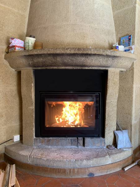 Pose d’un insert à bois en fonte de marque DOVRE sur Eguilles proche d’Aix en Provence