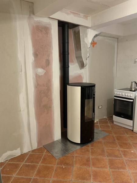 Pose d’un poêle à granules E-FRAME modèle de chez JM POÊLE dans une maison de village sur La Tour-D’aigues proche du Luberon