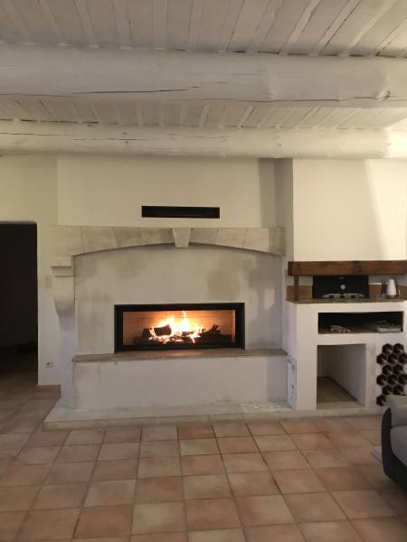 Installation d’une cheminée sur mesure et moderne sur Aix-en-Provence