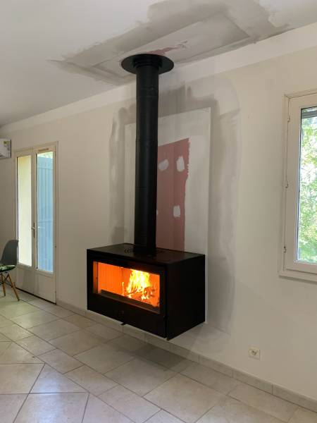 Installation d’un poêle à bois moderne et création d’un conduit sur Aix-en-Provence