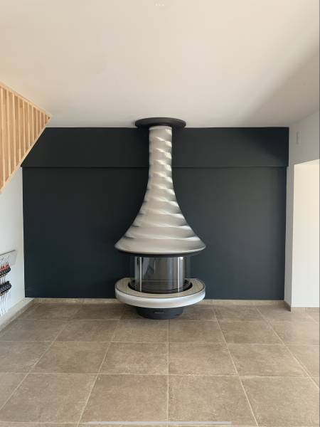 Installation d’une cheminée centrale et moderne en métal de marque JC BORDELET sur Les Mées proche de Manosque