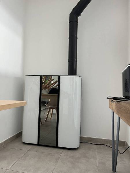 Installation d’un poêle à granulés réalisée par Le Plaisir de la Flamme lors d’un projet de chauffage dans une maison individuelle proche de Venelles.