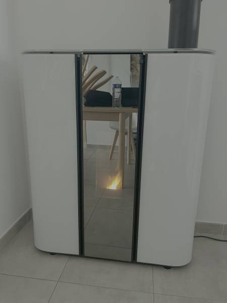 Installation d’un poêle à granulés SLIM de SKIA DESIGN à Lauris : un projet signé Le Plaisir de la Flamme