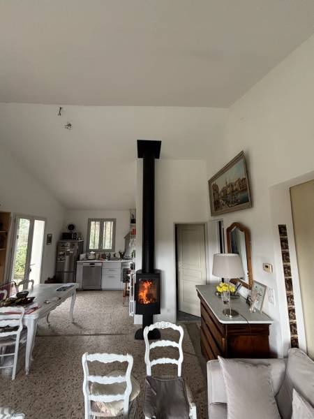 Installation d’un poêle à bois de marque HETA avec création d’un conduit de fumée isolé sur Lourmarin 