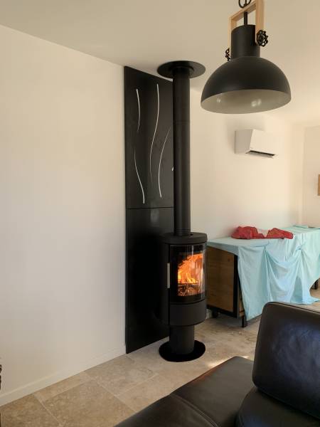 Pose d’un poêle à bois HWAM moderne et design sur Aix-en-Provence