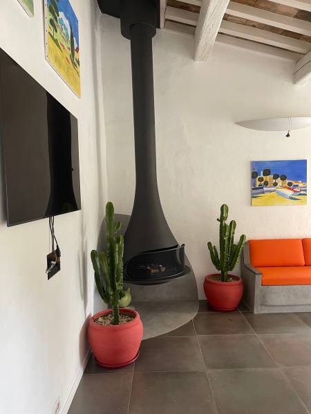 Installation d’une cheminée à bois suspendu de marque JC Bordelet sur Lourmarin proche d’Apt