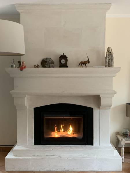 Installation d’un insert VISTA 801 DOVRE ventilé en fonte dans une cheminée ouverte sur Peyrolles-en-Provence proche d’Aix-en-Provence