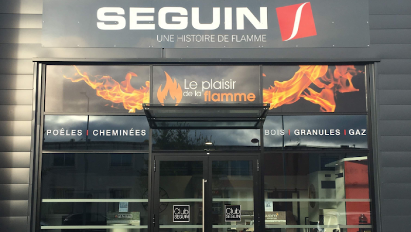 Installation d’un poêle à granulés réalisée par Le Plaisir de la Flamme dans une maison individuelle proche de Villelaure.