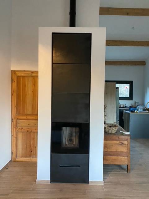 Poêle à granulés installé dans une maison proche de Lambesc pour un chauffage performant et économique.